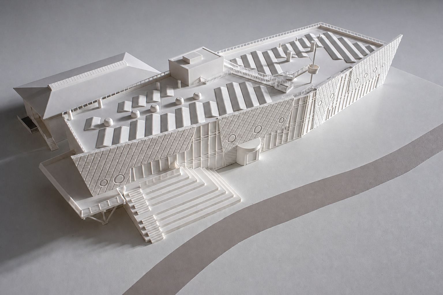 Weißes, detailreiches Architekturmodell des Heimathafens